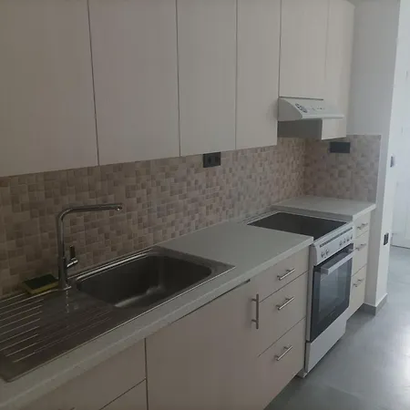 Lemon Tree 2 * Páros